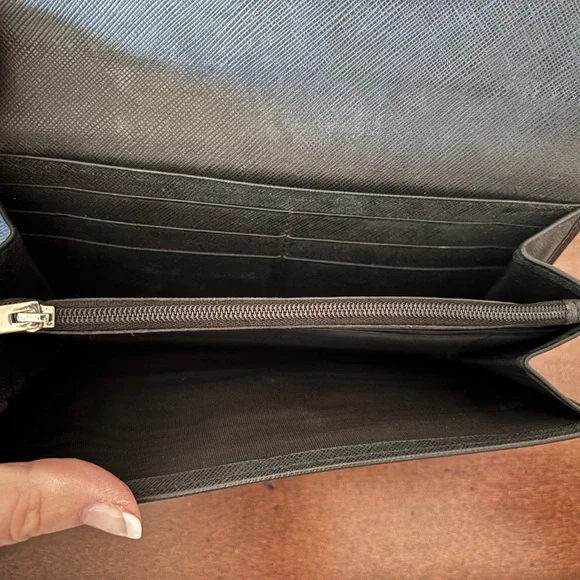 Salvatore Ferragamo black long snap wallet.
Excellent condition. - Picture 4 of 9